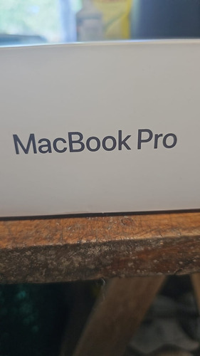 Macbook Pro Computadora 14  Modeloa2442(apple)