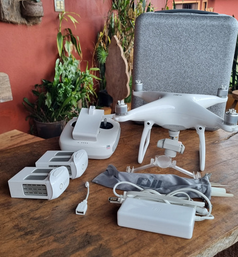 Drone Dji Phantom 4 Com Câmera 4k White 2 Baterias