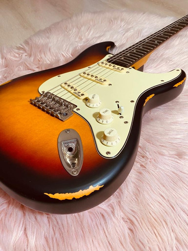  Guitarra Vintage V6 Icon Series Stratocaster Sunburst