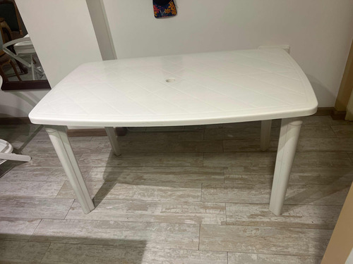 Mesa De Plástico 1,35 Largo X 0,80 Ancho Con Patas Desmontab