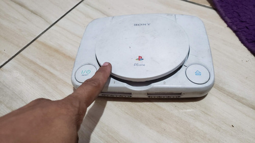 Playstation 1 Psone Só O Aparelho Sem Nada. Não Leu Os Jogos Desalinha E Tampa Não Fecha. 396. A38