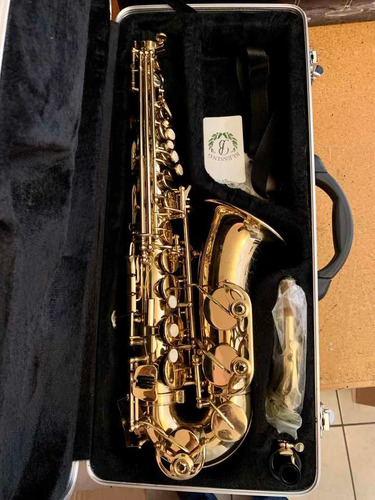 Saxofón Alto Marca Blessing Con Estuche