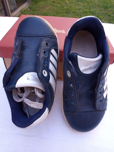 Zapatillas Azules Con Rayas Blancas, Talle 22 Niños. Usadas