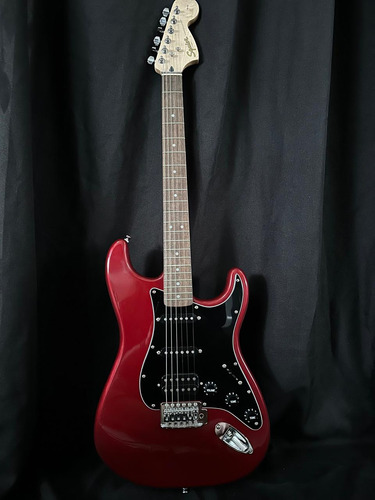 Fender Guitarra Stratocaster® Glossy Red. Red Crimson