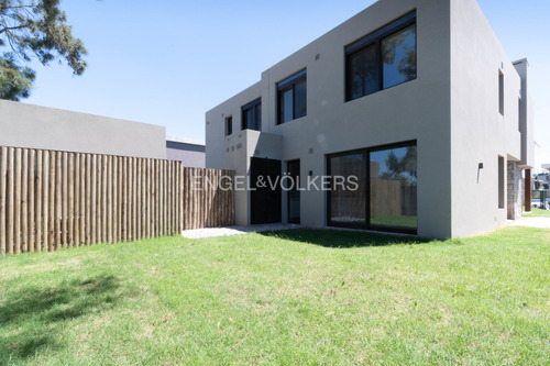 Casa A Estrenar En Barrio Parques Id 5709