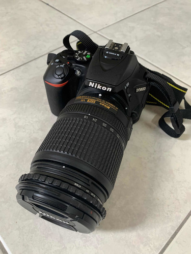 Cámara Nikon D5600 + Lente 18-140mm Seminueva