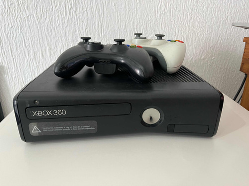 Xbox 360 Slim Dos Controles Como Nueva
