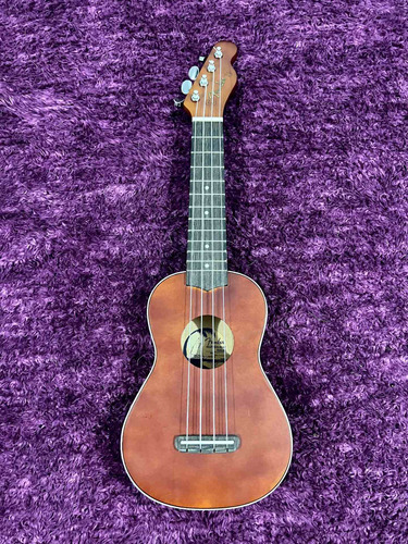 Ukelele Fender Venice Soprano Cereza