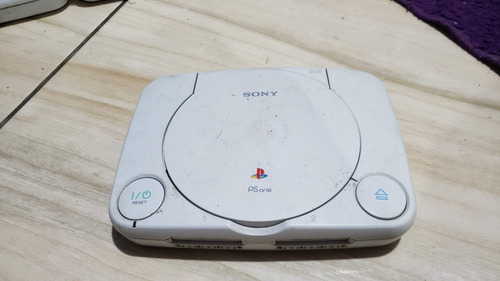 Playstation 1 Psone Só O Aparelho Sem Nada E O Leitor Dele Não Leu Os Jogos. 903. A86