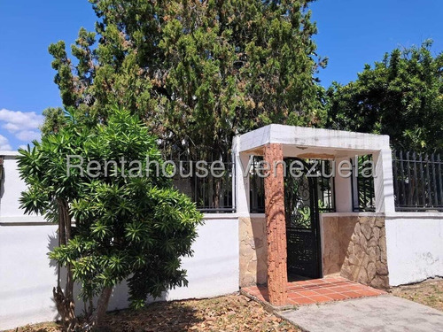En Venta Mp Casa Tipo Chalet Para Actualizar, En Calle Cerrada De Colinas De Guataparo, Con Porton De Acceso Al Urbanismo. La Casa Cuenta Con 4 Habitaciones, 4 Banos, Cocina En Mamposteria A Remo