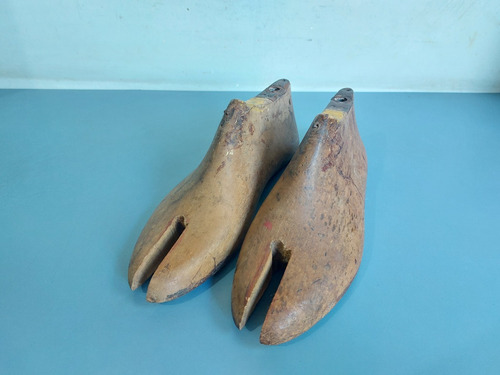 Par De Antigas Formas De Sapatos Em Madeira