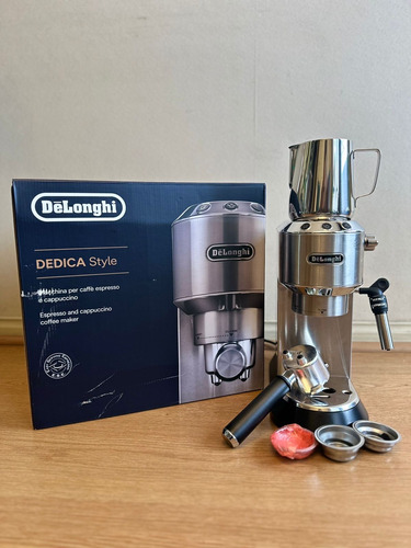 Cafetera Delonghi Dedica Blanco Ec685.w