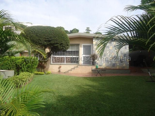 Bella Casa ,ubicada En Una Zona Prestigiosa De Prados Del Este ,en Venta 25-2074