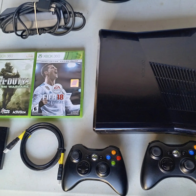 Xbox 360 Slim 250gb 2 Controles Fifa 18 Y Call Of Duty | MercadoLibre