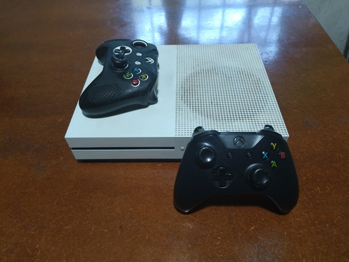 Xbox One S, 1tb Con Lectora De Cd, 2 Joystick Más Cableado