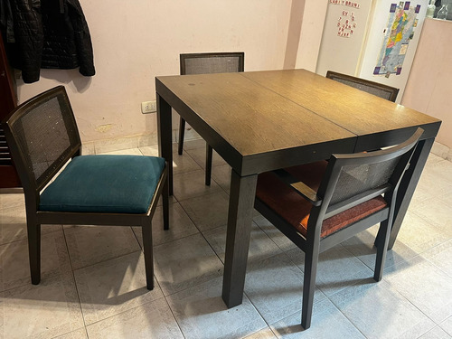 Mesa De Comedor Extensible. Dos Sillas Y Dos Sillones