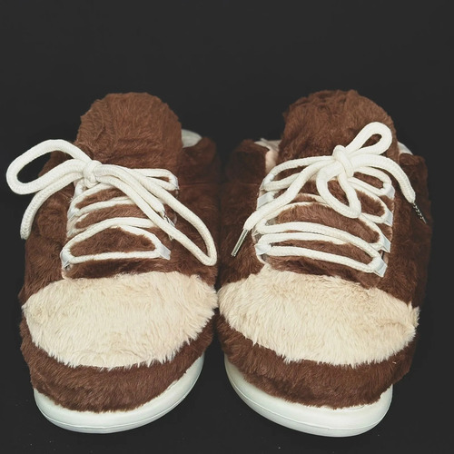 Pantuflas De Peluche Tipo Tenis Cafe Con Blanco Para Mujer