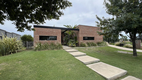 Casa En Venta De 5 Ambientes En Cantón, Escobar