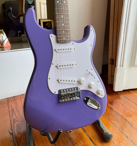 Guitarra Fender Squier Sonic Stratocaster Ultraviolet