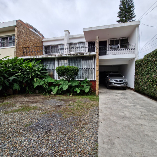 Casa En Venta En Zona 10 A Dos Cuadras Diagonal 6