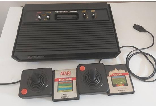 Atari 2600 Com 2 Controles E 8 Cartuchos.