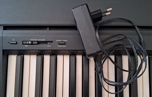 Piano Digital Yamaha P35 + Fonte, Pedal Sustain + Suporte X