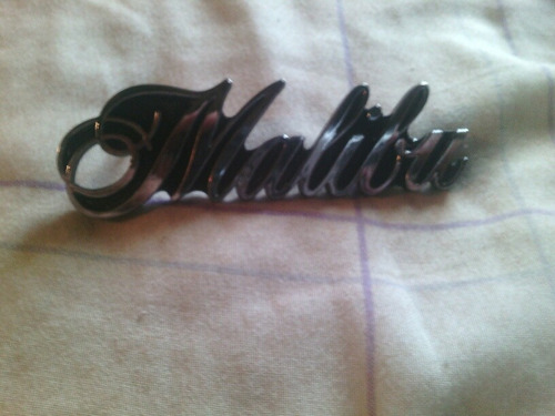 Emblema De Chevrolet Malibu Original Foto 3
