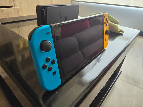 Nintendo Switch Oled 64gb Color Negro Con Juegos Y Estuche 