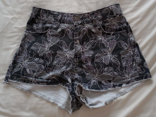 Short Floreado Negro Y Blanco Le Utthe