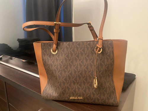 Oferta.    Vendo  Cartera Original Michael Kors,  Perfecta