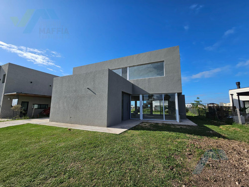 Venta (consultar Por Alquiler Con Opcion A Compra) Moderna Casa En  Santo Tomás - 5 Ambientes