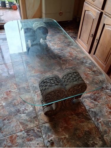 Mesa Ratona Para Living De Vidrio Y Patas De Piedra Tallada