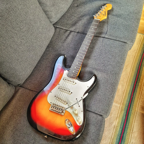 Guitarra Squier Stratocaster Special Sunburst