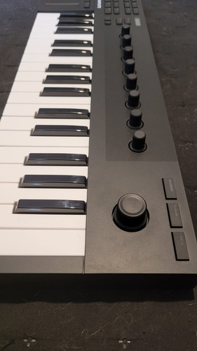 Native Instruments Komplete Kontrol M32 Controlador Midi