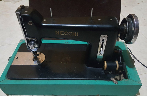 Antigua Máquina De Coser Portatil Necchi Importada Singer 