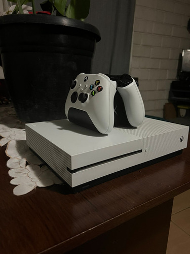 Xbox One 1 Tb + 2 Controles + Cargador