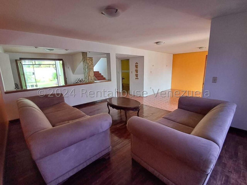 Jip 24-26168. Rent-a-house Vende Hermosa Casa De 2 Niveles De 392 Mts2, 4 Hab, 4 Salas De Baños, Hermosas Áreas Verdes, Family Room, Chimenea. Urb. El Trigal Norte, Valencia. - Imagen 3