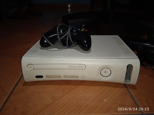 Microsoft Xbox 360 Arcade + 1 Joystick + Juegos+ Kinect 