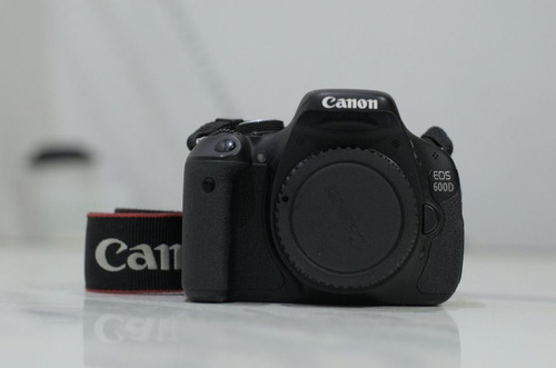 Canon 600d. Vendo Urgente Canon 600d Con Objetivos Y Bolso_ 