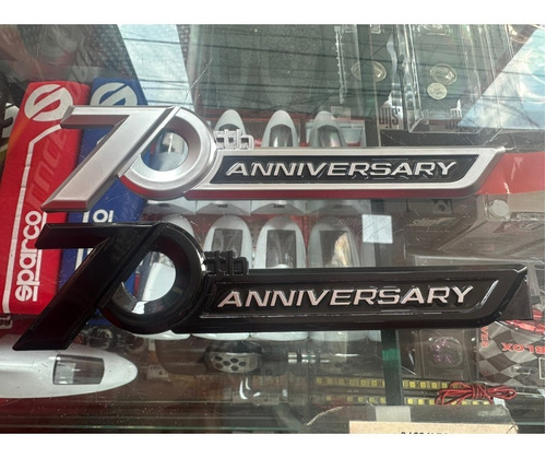 Emblema 70 Aniversario Toyota Prado Foto 3