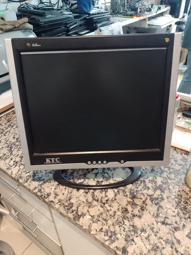 Monitor Lcd De Ktc De 17 Pulgadas. Tiene Rayas Verticales.