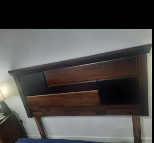 Respaldo De Cama Sobrio De Madera