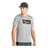 Remera Saucony Stoptwatch Graphic Hombre Running Gris