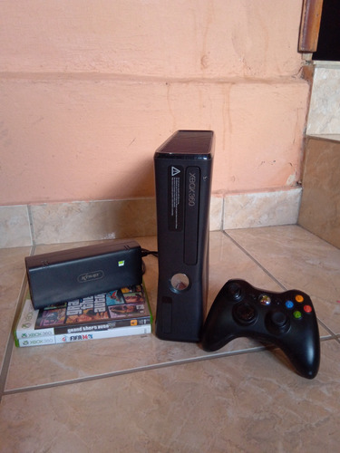 Xbox 360 Slim Bloqueado C/ 1 Controle E 2 Jogos Originais 