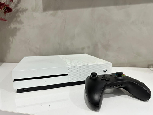 Microsoft Xbox One S 500gb Standard + Controle Pouco Usado