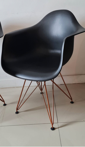 Poltronas Eiffel Eames Preta Com Braço Daw Em Ferro Cobre