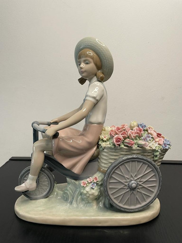 Pieza De Arte Lladró, Porcelana Niña Bicicleta Con Flores