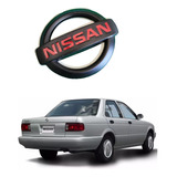 Emblema Cajuela Negro Rojo Adherible Nissan Tsuru