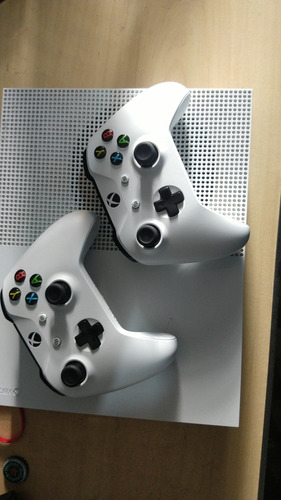 Xbox One  S 1tb + 2 Controles 