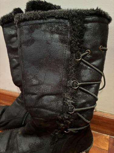 Botas Con Detalles En Corderito Y Cordones